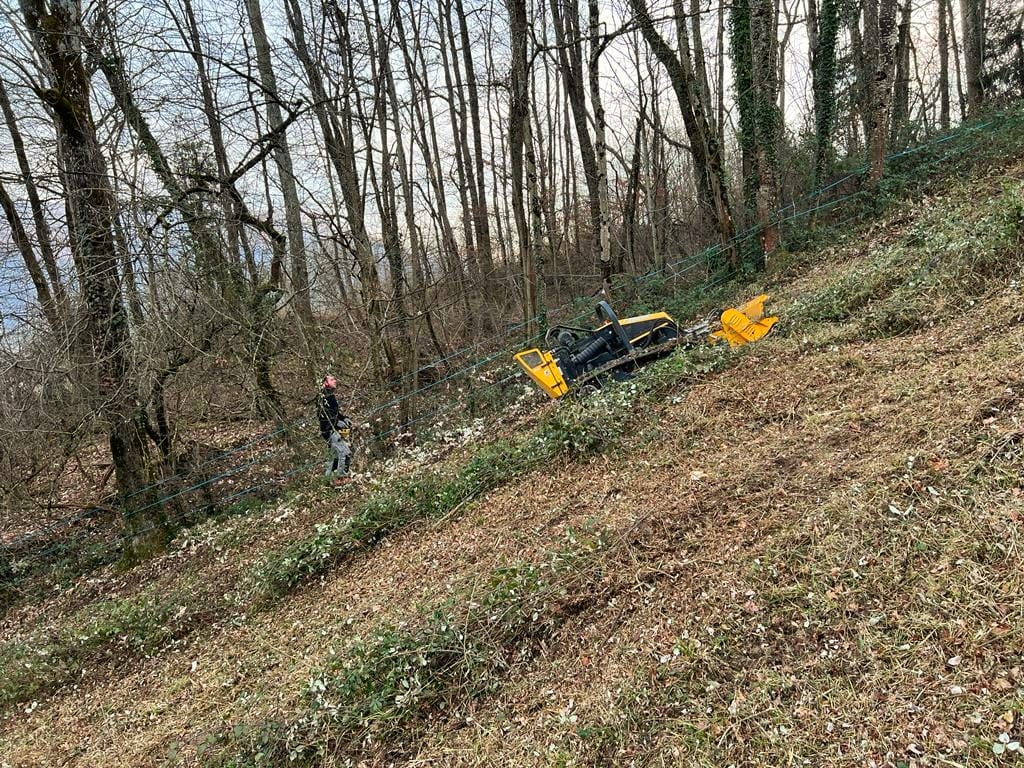 Robot de débroussaillage Energreen sur pente verte - TOUTOM