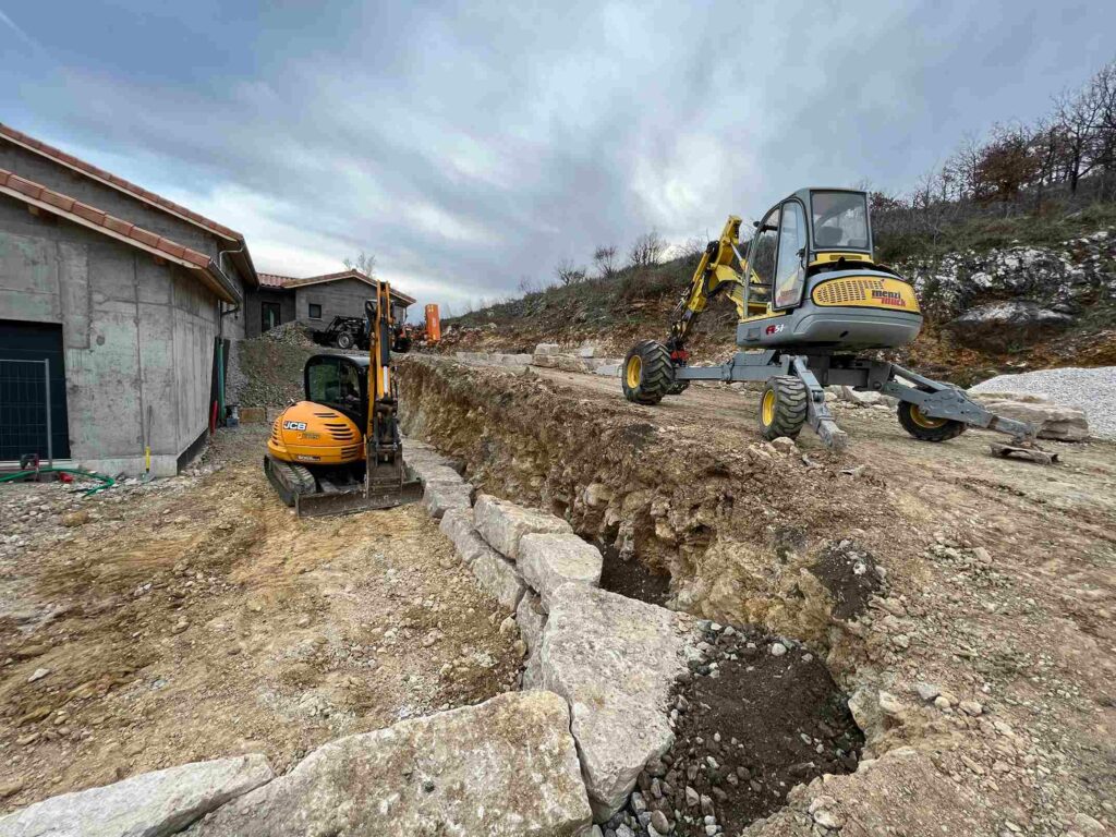 Débroussaillage et terrassement à la pelle araignée – TOUTOM, Isère