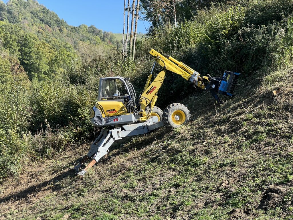Pelle araignée sur forte pente - débroussaillage TOUTOM