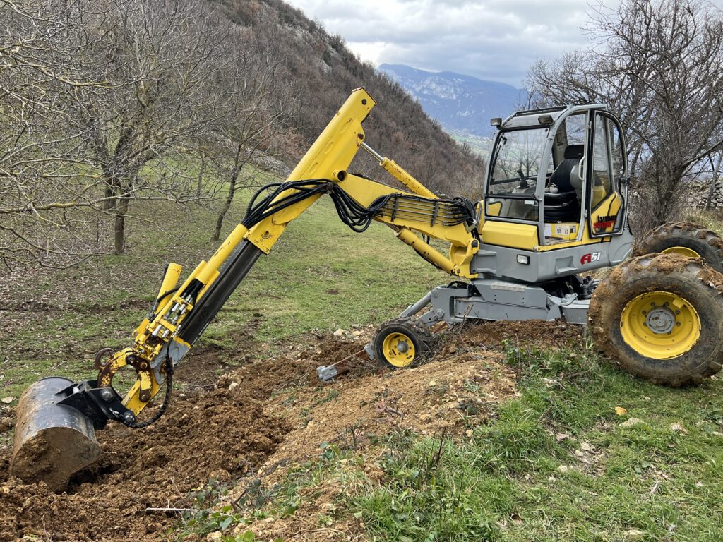 Débroussaillage et terrassement à la pelle araignée – TOUTOM, Isère