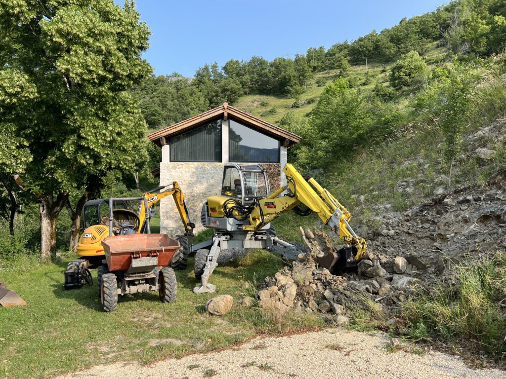 Débroussaillage et terrassement à la pelle araignée – TOUTOM, Isère