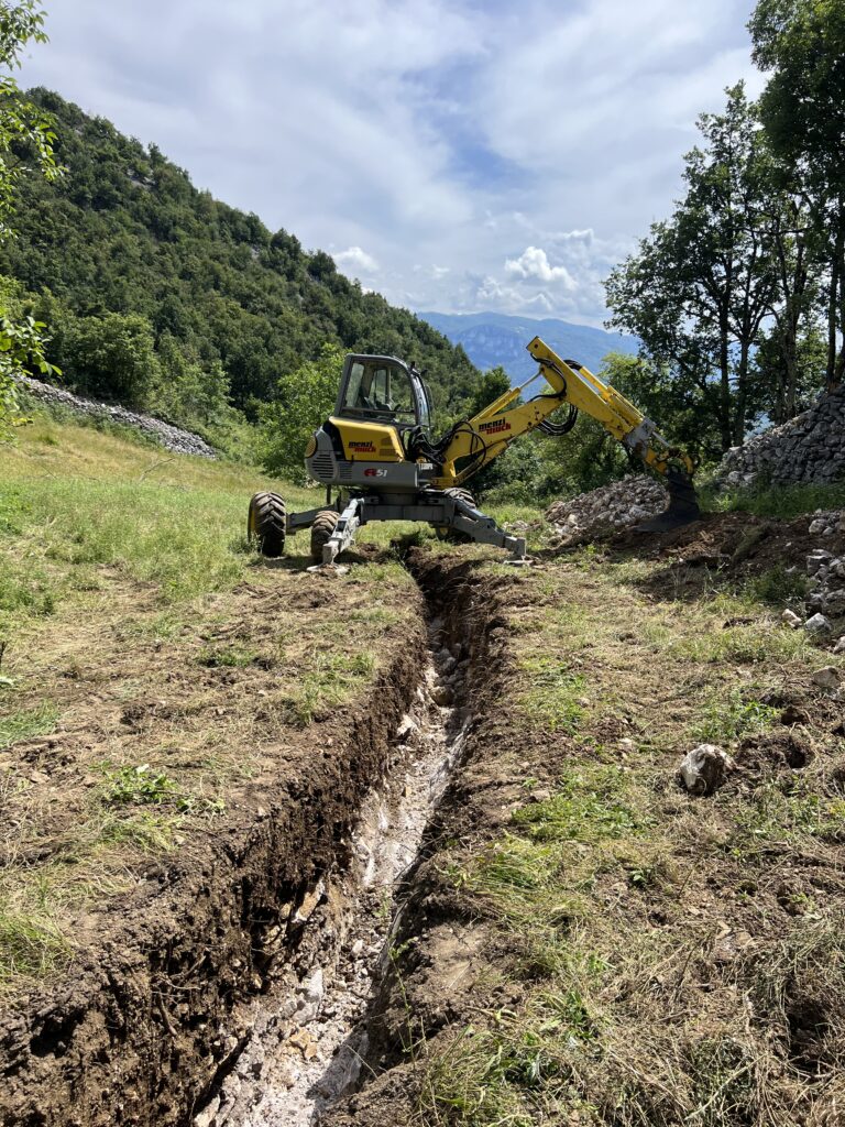 Débroussaillage et terrassement à la pelle araignée – TOUTOM, Isère