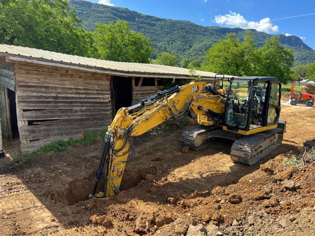 Chantier d'une carrière pour chevaux à la pelleteuse - TOUTOM