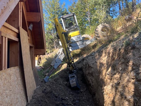 Terrassement du talus le long du chalet - enrochement à l'Alpe d'Huez - TOUTOM
