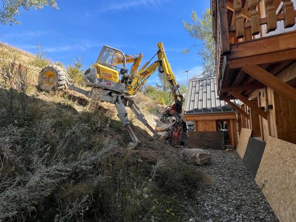 Pelle araignée dans le talus derrière le chalet - enrochement à l'Alpe d'Huez - TOUTOM